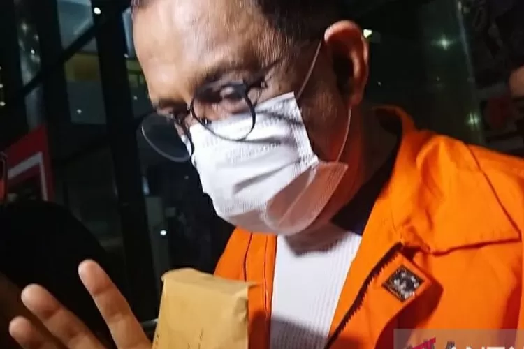 Tersangka Wali Kota nonaktif Ambon Richard Louhenapessy di Gedung KPK, Jakarta, Jumat (13/5/2022).  (ANTARA/Benardy Ferdiansyah)