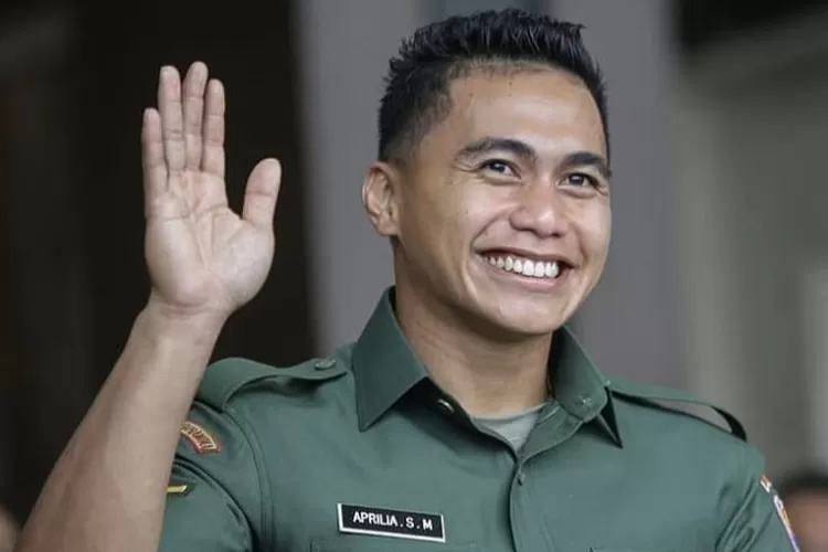 Ini foto momentum saat sidang perubahan identitas, masih dengan nama Aprilia Santi Manganang. Pada sidang Maret 2021, akhirnya diputuskan berubah jenis kelamin dengan nama Aprilio Perkasa Manganang. (Instagram.com/@Aprilioperkasa_Manganang)