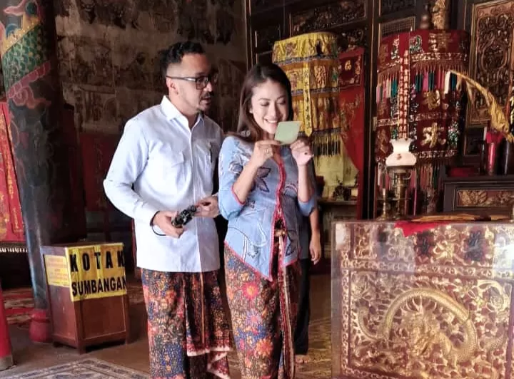 Wamen Kebudayaan Giring Ganesha berkunjung ke Klenteng Tjoe An Kiong Lasem. Foto: Triana 