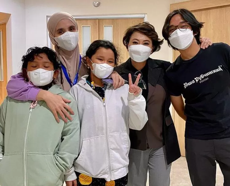Indy Barens di Rumah sakit berfoto dengan kedua anak Indra Bekti beserta istrinya.