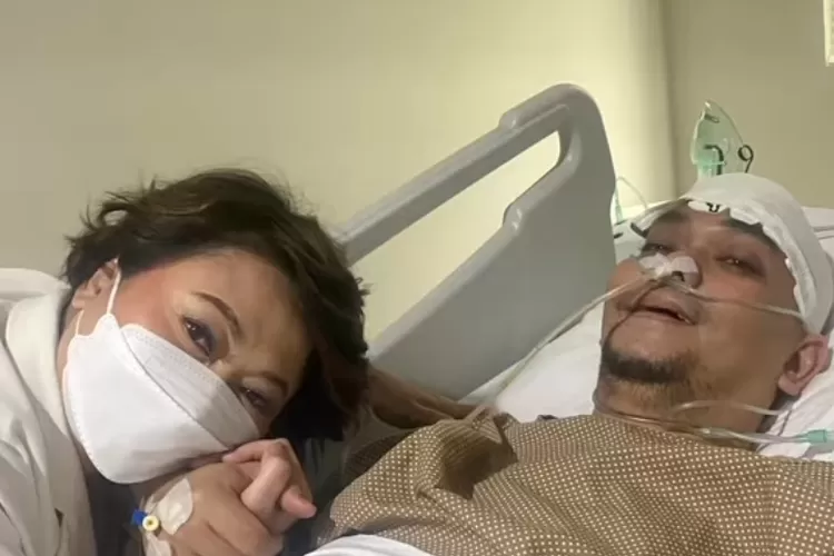 Potret Indy Barends bersama Indra Bekti yang sudah sadar (Instagram)