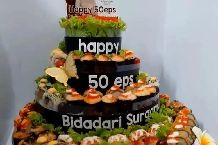 Pemberian tumpeng untuk 'Bidadari Surgamu' yang sukses mencapai episode 50 (Foto: Gorajuara/Instagram/@bidadarisurgamu.sctv)