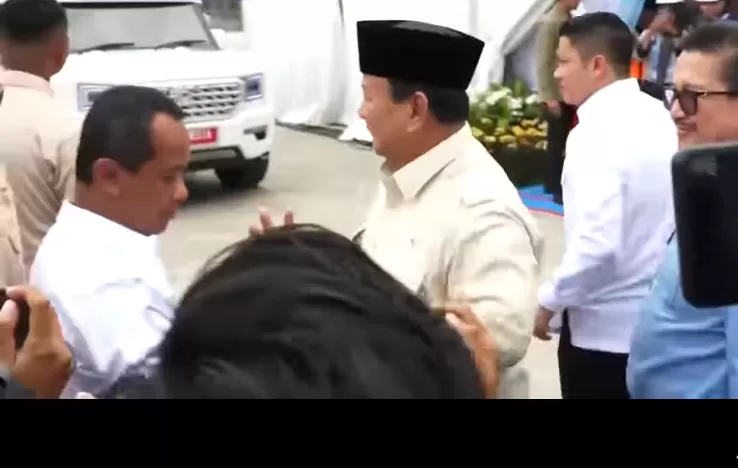 Presiden Prabowo pergi dan melambaikan tangan kepada wartawan saat ditanya soal RUU TNI yang baru saja disahkan DPR RI.
