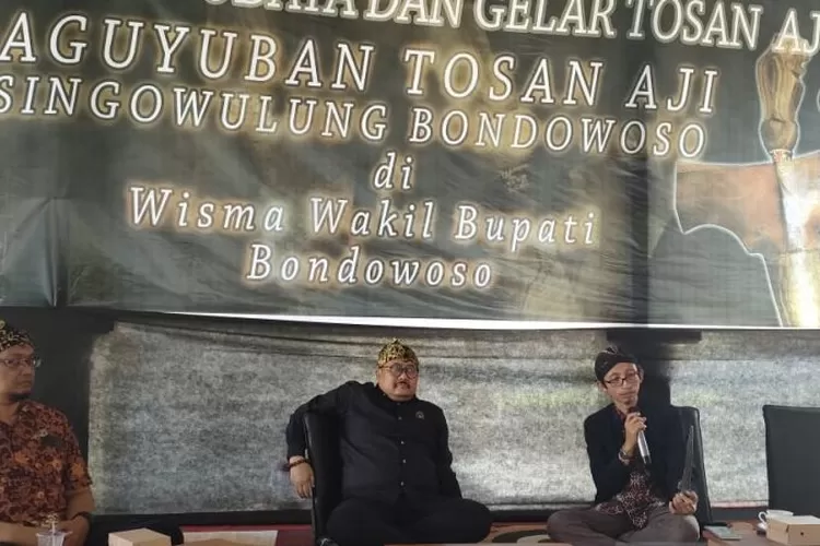 Wakil Bupati Bondowoso Irwan Bachtiar (tengah) dan pencinta keris Rachmad Resmiyanto menjadi pembicara pada sarasehan tentang keris yang digelar oleh Paguyuban Tosan Aji Singowulung, Kabupaten Bondowoso, Jawa Timur, Sabtu (30/7/2022).  (ANTARA/Masuki M. Astro)