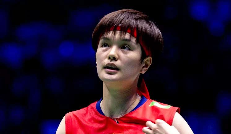 Wang Zhi Yi bangkit, tiket final WTF 2025 di tangan. ( X @@FFBaD)