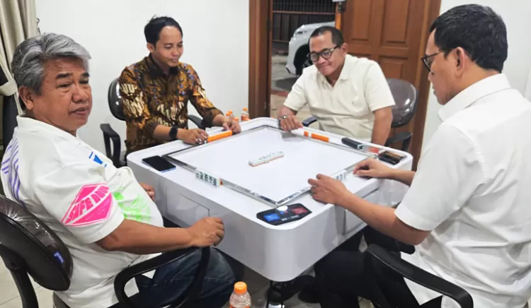Menteri Kehutanan Raja Juli Antoni dan  Kadir Karding terciduk main domino bareng tersangka pembalakan liar