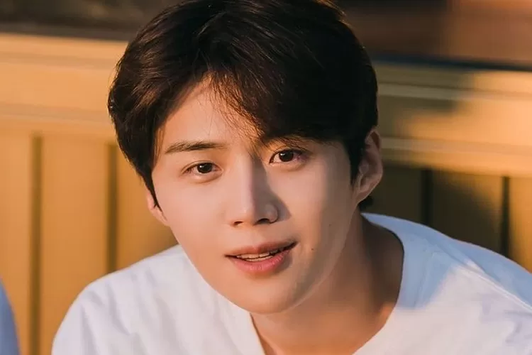 Kim Seon Ho Dikonfirmasi Bintangi Film &lsquo;Sad Tropical&rsquo;, Meski Sempat Tersandung Kasus Pemaksaan Aborsi (Soompi)