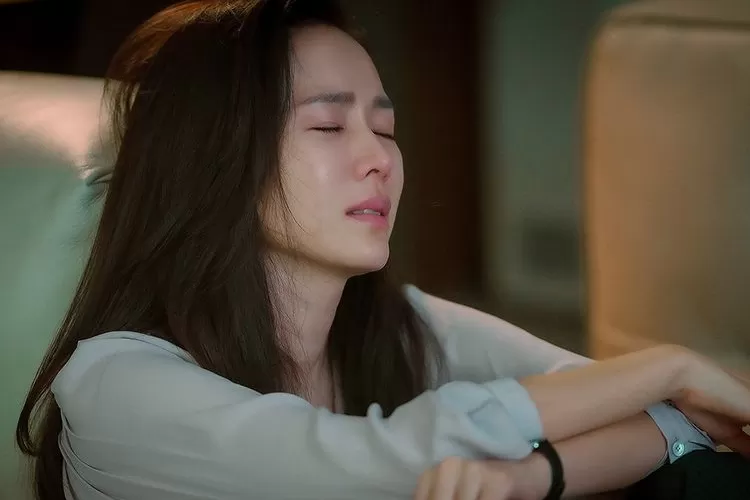 Drama Korea Thirty Nine episode 3 menampilkan Son Ye JIn yang frustrasi karena sahabatnya sakit kanker