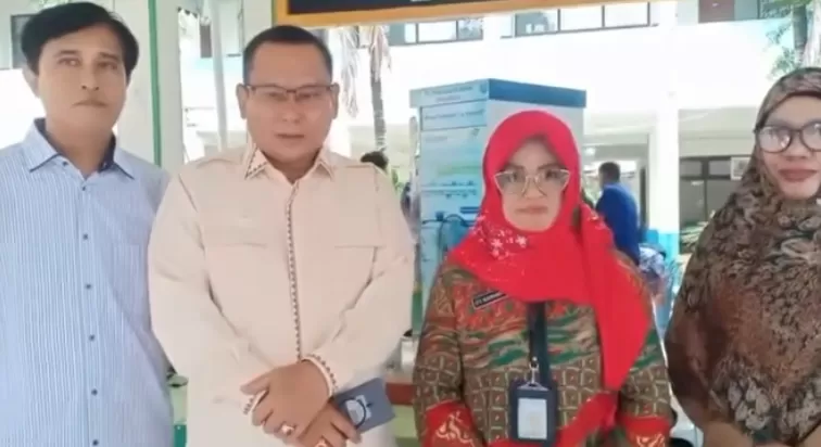 Kepala SMPN 3 Depok, Ety Kuswandarini (kerudung merah) meminta maaf karena dianggap membela terduga pelaku.
