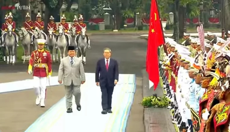 Presiden Prabowo Subianto saat  menyambut PM China, Li Qiang. Investor China tertarik bangun ekosistem EV di Indonesia. (Dok: Satpres)