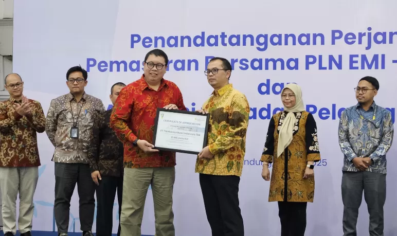 Penyerahan Renewable Energy Certificate (REC) yang diterima oleh VP Network/IT Stra, Tech, & Architecture Telkom Ermono Liman Prabowo.