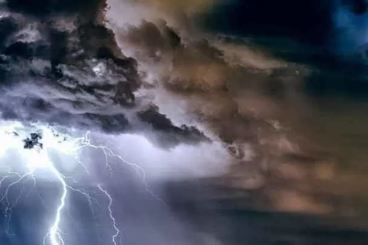 BMKG Keluarkan Peringatan Dini Cuaca Ekstrem di 23 Wilayah Indonesia Senin 17 Oktober 2022