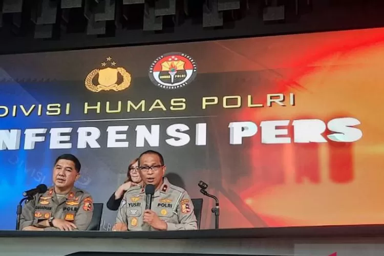 Menunjukkan Kops Lalu Lintas (Korlantas) Polri resmi menghentikan penggunaan pelat nomor khusus kendaraan (ANTARA)