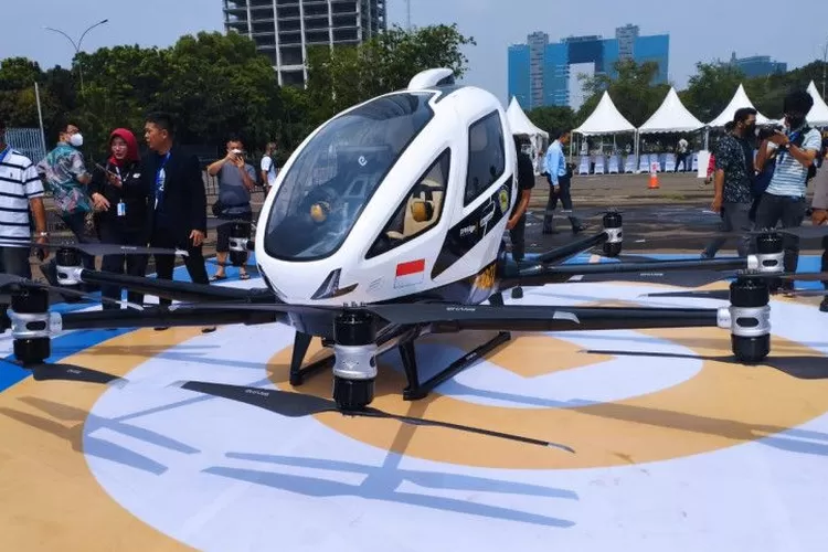 Taksi terbang EHang 216 yang terparkir di lapangan parkir Hall B3 JIExpo Kemayoran, Jakarta, dalam acara Periklindo Electric Vehicle Show (PEVS) 2022, Minggu (31/07/2022).  (ANTARA/Rizka Khaerunnisa)
