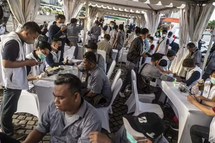 Ilustrasi. Sejumlah sopir bus mengikuti pemeriksaan kesehatan dalam program Mudik Gratis DKI Jakarta 2023/1444 H di kawasan Monumen Nasional (Monas), Jakarta, Senin (17/4/2023). (ANTARA FOTO/Aprillio Akbar)