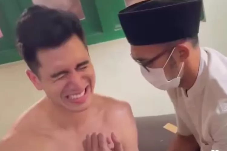 Verrel Bramasta menunjukkan bahunya yang copot, dan langsung ditangani oleh Haji Naim. (Instagram @bramastavrl)