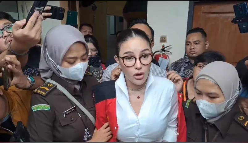 Nikita Mirzani usai menjalani sidang perdana di Pengadilan Negeri Jakarta Selatan, Selasa, 24 Juni 2025. 