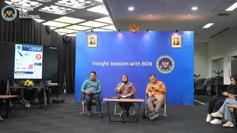 Nanik S. Deyang, tak kuasa menahan tangis saat menyampaikan permohonan maaf terkait maraknya kasus keracunan dalam program MBG.