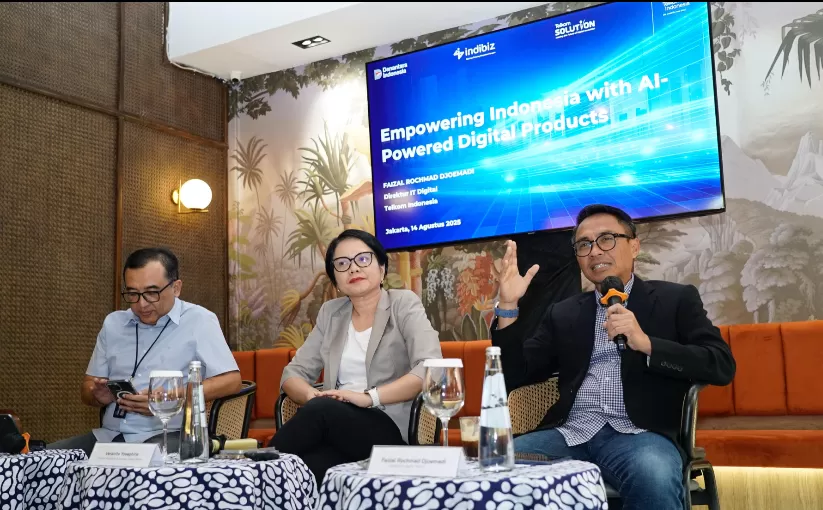 Corporate Communication Telkom Andri Herawan Sasoko, Direktur Enterprise & Business Service Telkom Veranita Yosephine.