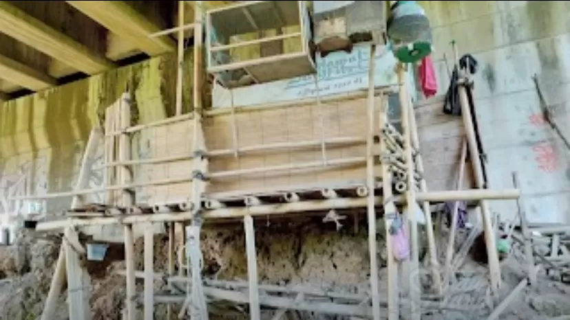 Tangkapan layar sebuah gubuk yang menjadi tempat tinggal pria yang mengaku sebagai lulusan S1 Kedokteran. 