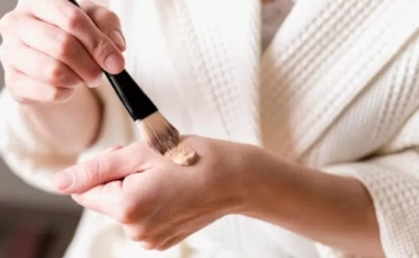  Foto ilustrasi saat akan menggunakan foundation untuk makeup. (Freepik/freepik)