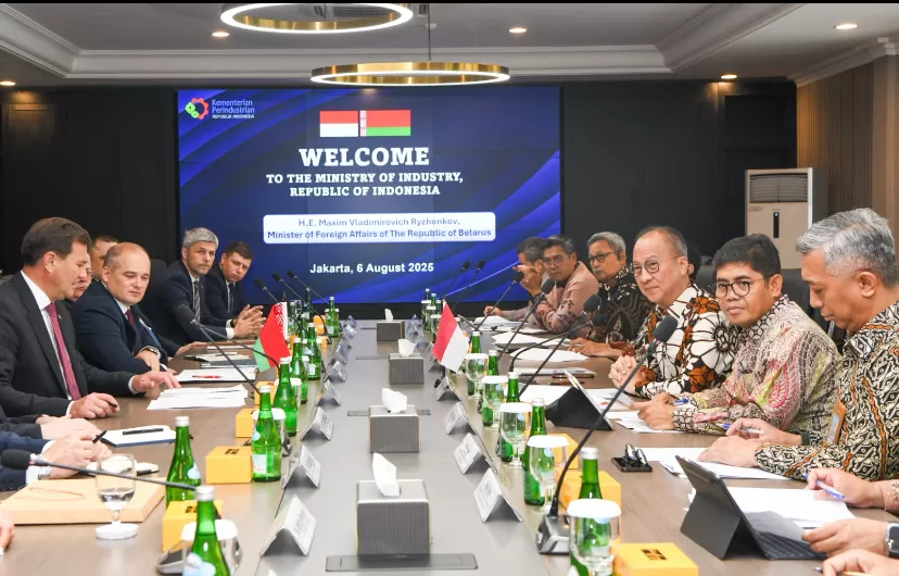 Suasana pertemuan bilateral antara Menteri Perindustrian RI Agus Gumiwang Kartasasmita dengan Menteri Luar Negeri Republik Belarus Maxim Vladimirovich Ryzhenkov di Jakarta, Rabu (6/8).