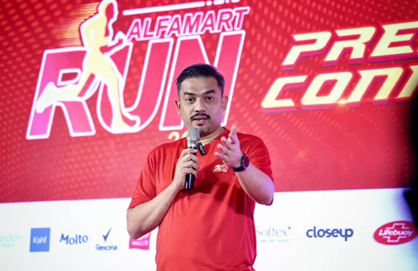 Menteri Usaha Mikro Kecil dan Menengah (UMKM) Maman Abdurrahman saat peluncuran "Alfamart Run 2025: Berlari Dengan Makna".