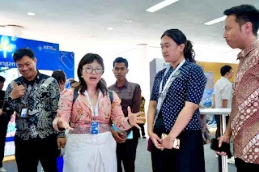 Wamen Stella saat mengunjungi KSTI 2025 di ITB, Jawa Barat pada 8 Agustus 2025.