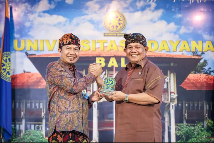 Wakil Menteri Usaha Mikro Kecil dan Menengah (UMKM) Helvi Moraza dan Rektor Universitas Udayana I Ketut Sudarsana.