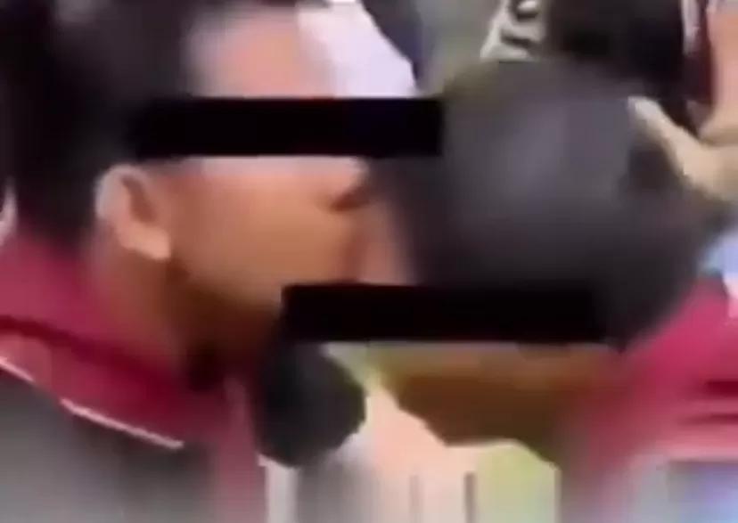 Mahasiswa baru (maba) Universitas Sriwijaya diminta senior untuk mencium temannya saat kegiatan kampus.