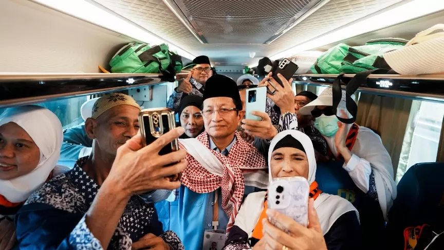 Menag Nasaruddin Umar menyapa jemaah Kloter 01 Embarkasi Makassar yang akan pulang ke tanah air. 