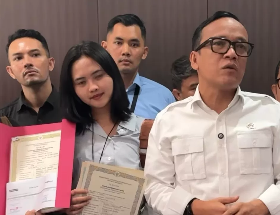 Wamenaker (kanan) serahkan langsung ijazah pekerja usai sidak ke perusahaan di Jakarta dan Tangerang. (Foto: Instagram @immanuelebenezer)