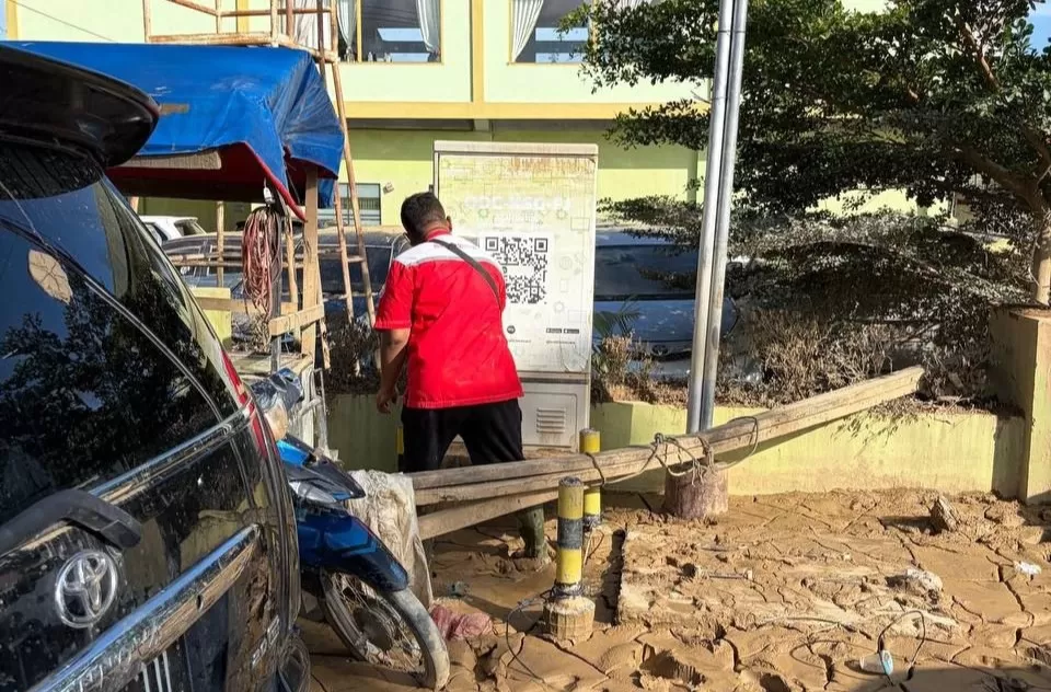 Tim Telkom Akses yang melakukan pemulihan jaringan di wilayah yang terdampak banjir dan tanah longsor di Sumatera. 