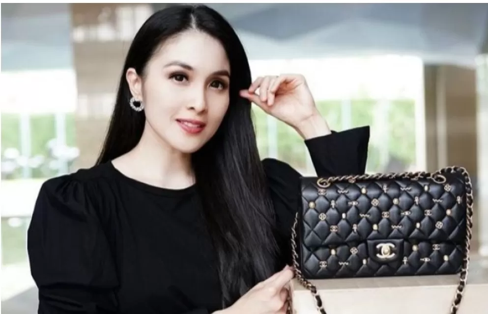 Artis cantik Sandra Dewi hadir di sidang kasus timah yang menjerat suaminya Harvey Moeis. (Foto: PMJ/Instagram)