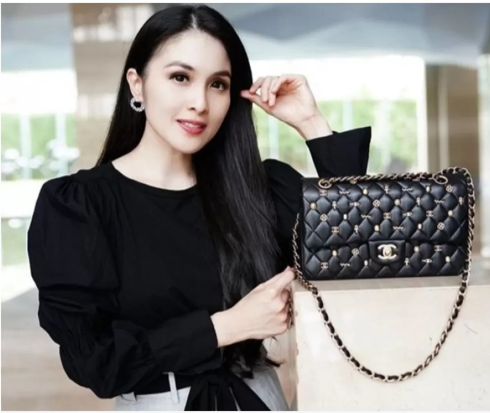 Artis cantik Sandra Dewi hadir di sidang kasus timah yang menjerat suaminya Harvey Moeis. (Foto: PMJ/Instagram)