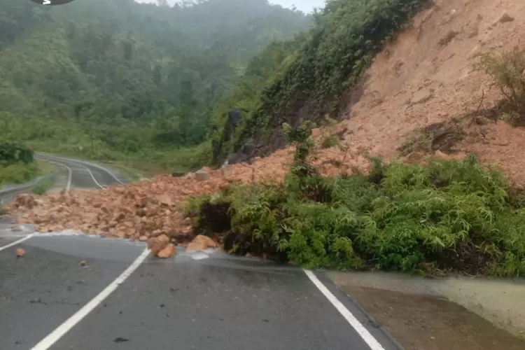 Banjir dan tanah longsor juga terjadi di beberapa titik di wilayah Kecamatan Koto XI Tarusan (Kominfo Pesisir Selatan)