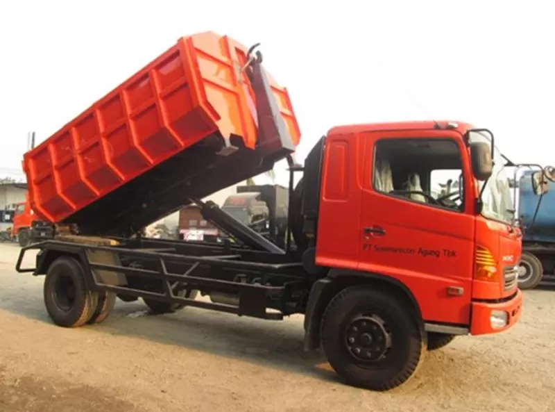 Truk Arm Roll Pengangkut Sampah. Foto: Karoseri Tiarindo
