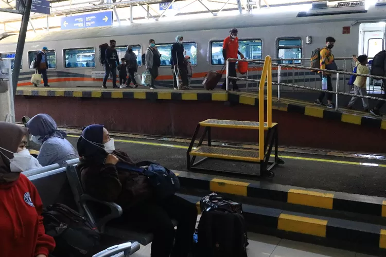 Suasana di peron dan para penumpang yang baru saja turun dari kereta api di Stasiun Yogyakarta. (dok. humas daop 6 yogyakarta)