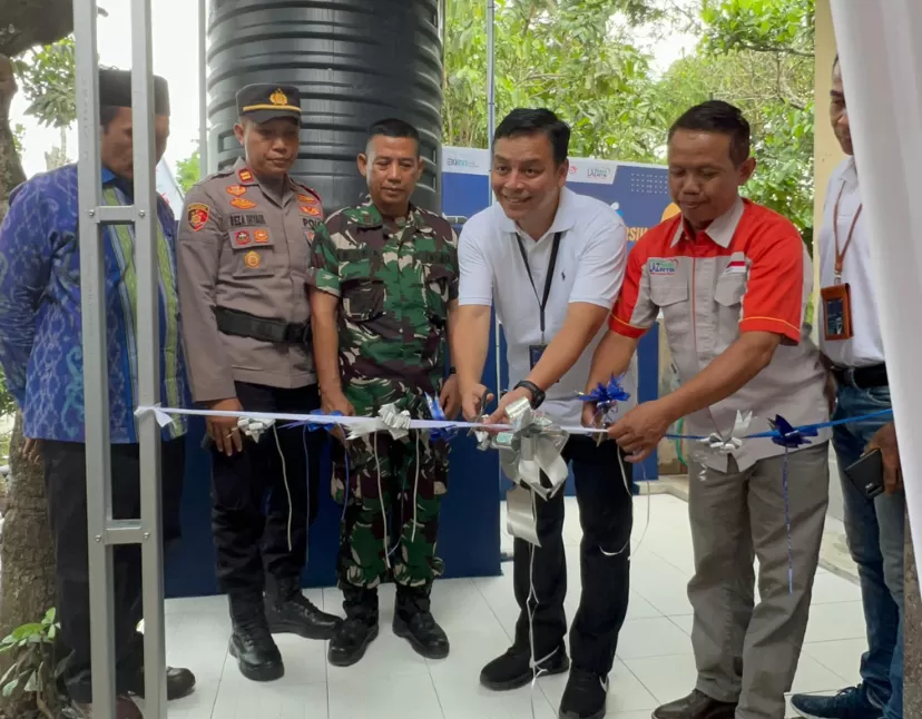 Peresmian bantuan sanitasi air bersih oleh GM Witel Nusa Tenggara Muhammad Kafin Latif (ketiga dari kanan), beberapa waktu yang lalu.