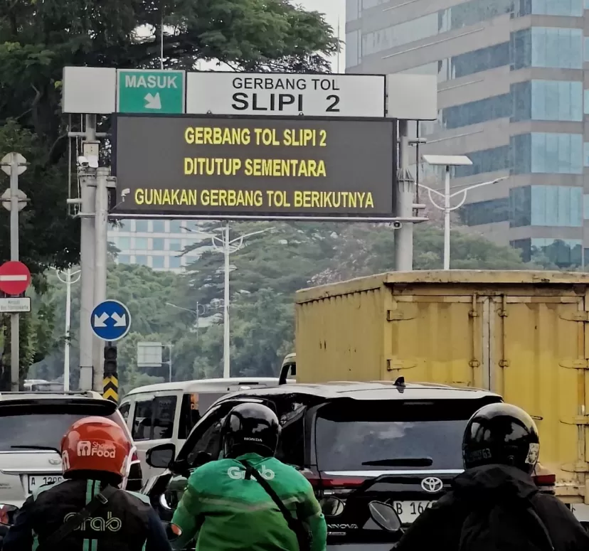 Informasi penutupan gerbang Tol Slipi dalam rangka perbaikan fasilitas gerbang tol.