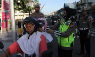 Operasi Patuh Semeru di Ponorogo, Polisi Begikan Coklat Hingga Helm kepada Pengendara