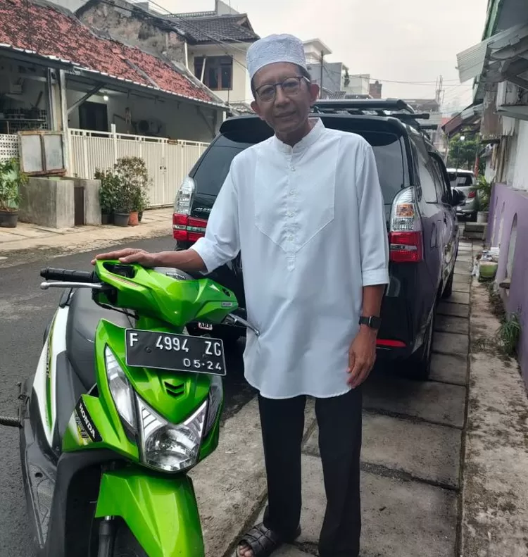 Joko Krismiyanto bersama motor Honda Beat yang diantar pulang 