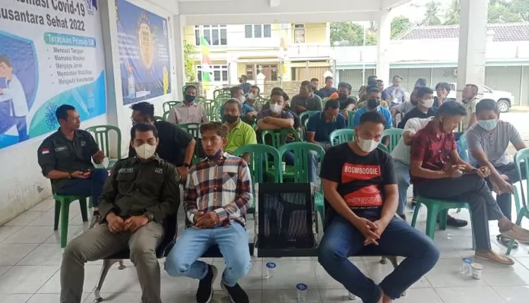 Para pekerja ADE PAS yang antre untuk divaksinasi