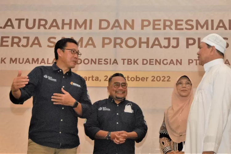 Dirut PT Bank Muamalat Achmad K Permana (kiri) berbincang dengan Direktur PT Citra Wisata Dunia (CWD) Ahmad Fuad (kanan) disaksikan Founder CWD Noor Liesnani Pamella dan Direktur Bisnis Ritel Bank Muamalat Purnomo B Soetadi dalam peresmian kerja sama produk pembiayaan Prohajj Plus di Jogja. (Istimewa)