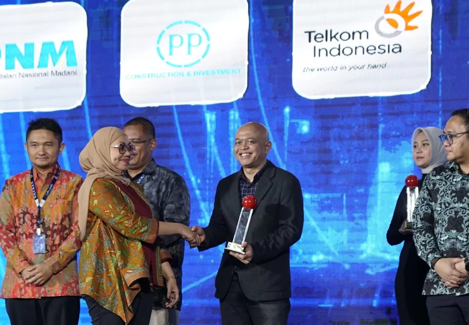 SM Community Involvement and Development Telkom Soni Galih Riadi saat menerima penghargaan pada ajang IDX Channel Anugerah Inovasi Indonesia 2025.