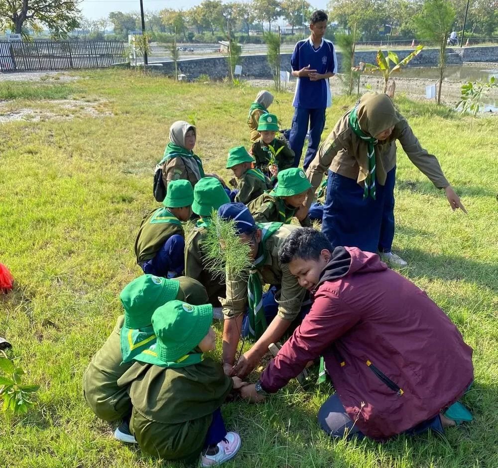 Kemah Hizbul Wathan di Pantai Pasir Putih jadi cara kreatif siswa Muhammadiyah belajar Islam sambil peduli lingkungan.