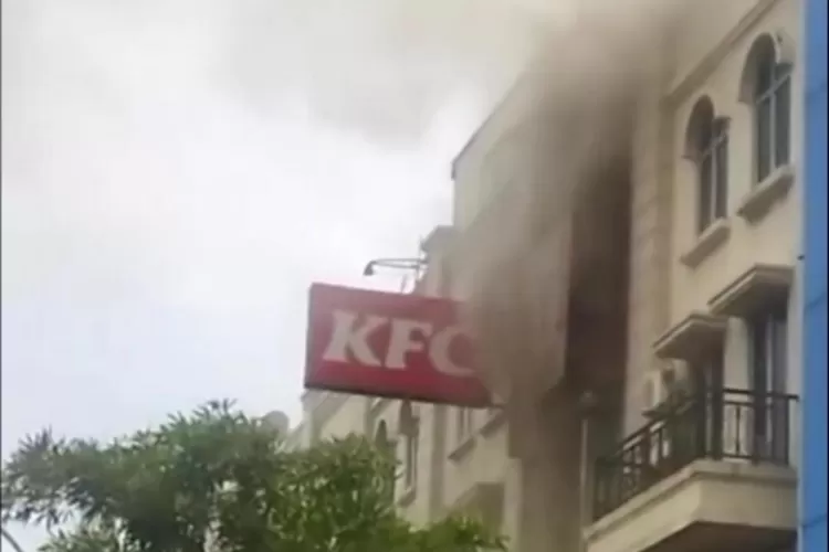 KFC Green Lake Sunter Terbakar, 30 Personil Pemadan Diterjunkan (instagram @jakutinfo/dailynotif)