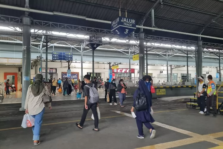 Kesibukan calon penumpang yang berjalan menyeberangi antarperon di Stasiun Solobalapan. (dok. daop 6 Yogyakarta)