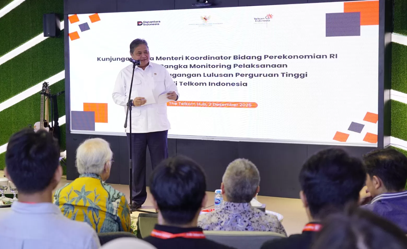 Menko Perekonomian Airlangga Hartarto saat memberikan keynote speech pada acara monitoring pelaksanaan program pemagangan lulusan perguruan tinggi di lingkungan TelkomGroup. 