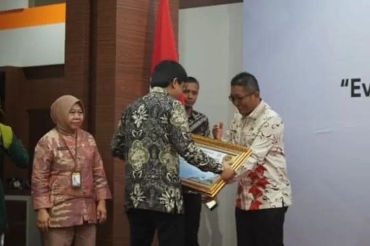 Wali Kota Padang Hendri Septa  menerima Penghargaan BKN Award 2023. (Prokopim)